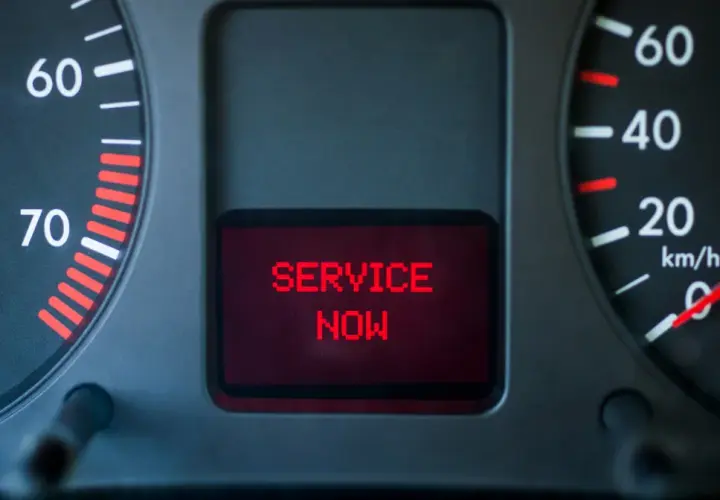 Kontrolka EPC świeci się, a na wyświetlaczu widnieje komunikat "SERVICE NOW". Czas na wizytę w serwisie!