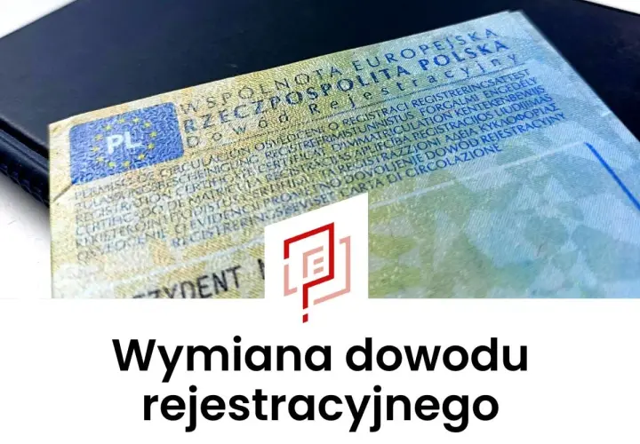 Dokument "Wymiana dowodu rejestracyjnego" leży na ciemnej powierzchni. Widoczny jest fragment dowodu rejestracyjnego pojazdu z oznaczeniem PL.