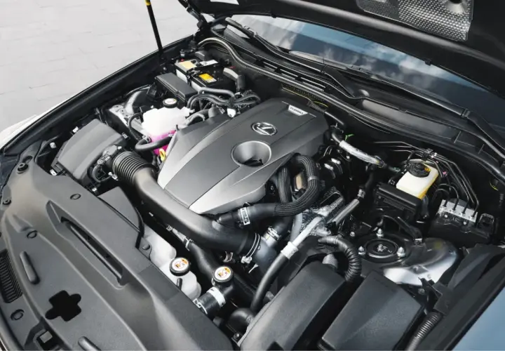 Silnik Lexus z napisem TURBO. Potężny biturbo gotowy do akcji.