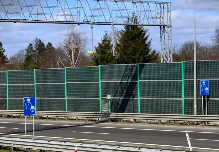 Znak informuje o odcinkowym pomiarze prędkości. Uważaj na drogach, by nie dostać mandatu.