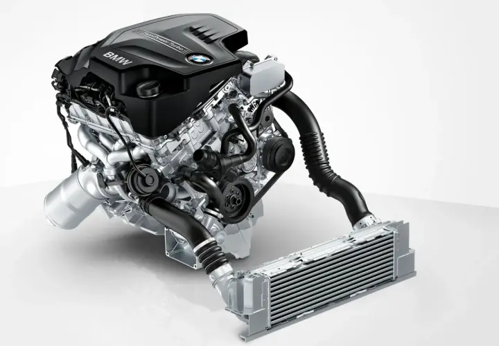 Silnik BMW TwinPower Turbo, model n20, z turbosprężarką i intercoolerem.