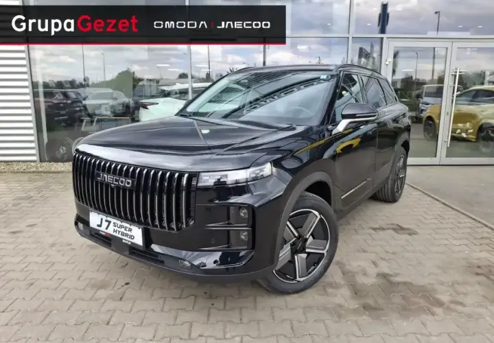 Czarny Jaecoo 7 Super Hybrid przed salonem Grupa Gezet. Sprawdź atrakcyjną jaecoo 7 cenę i ofertę.