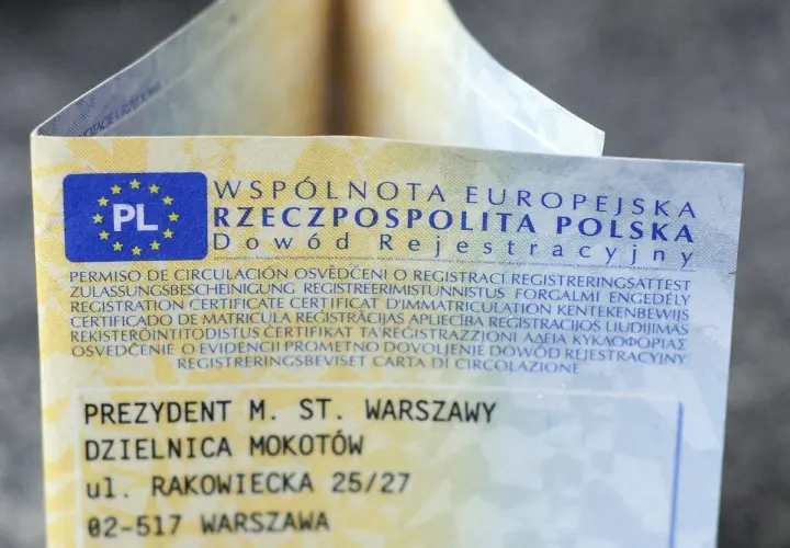 Dowód rejestracyjny z pieczątką "PREZYDENT M. ST. WARSZAWY DZIELNICA MOKOTÓW", widoczny jest problem z brakiem miejsca w dowodzie rejestracyjnym.