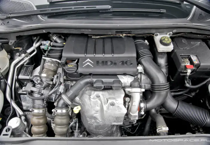 Silnik Citroen C4 1.6 HDi z widocznymi elementami układu dolotowego i chłodzenia.