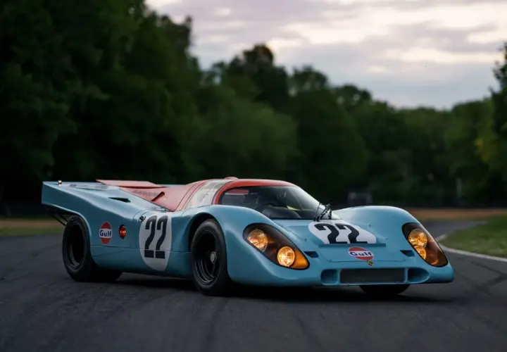 Legenda wyścigowa Porsche 917 w barwach Gulf, z numerem 22, gotowa do startu na torze.