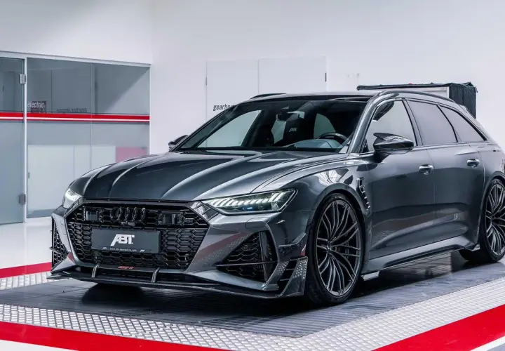 Mroczny Audi RS6 Avant, tuningowany przez ABT, prezentuje agresywny design z karbonowymi elementami i masywnymi felgami.