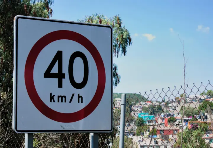 Znak ograniczenia prędkości 40 km/h. Uważaj na drogach, zwłaszcza w pobliżu zabudowań.