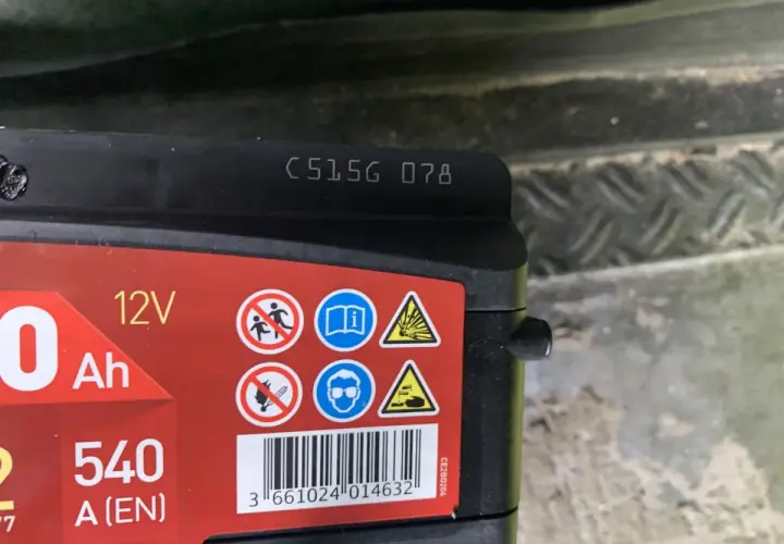 Na akumulatorze widoczny kod C515G 078, który może oznaczać datę produkcji akumulatora.