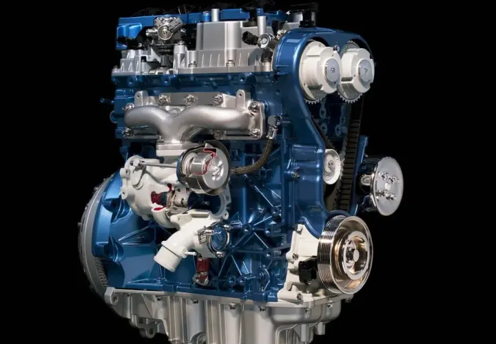 Błękitny silnik 1.6 Ecoboost z turbosprężarką i paskiem rozrządu, prezentowany na czarnym tle.