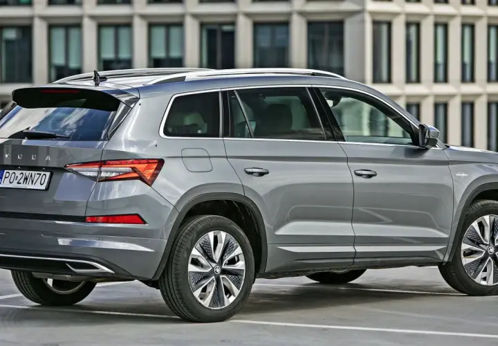 Szary Skoda Kodiaq na parkingu. Sprawdź aktualne skoda kodiaq - ceny i oferty.