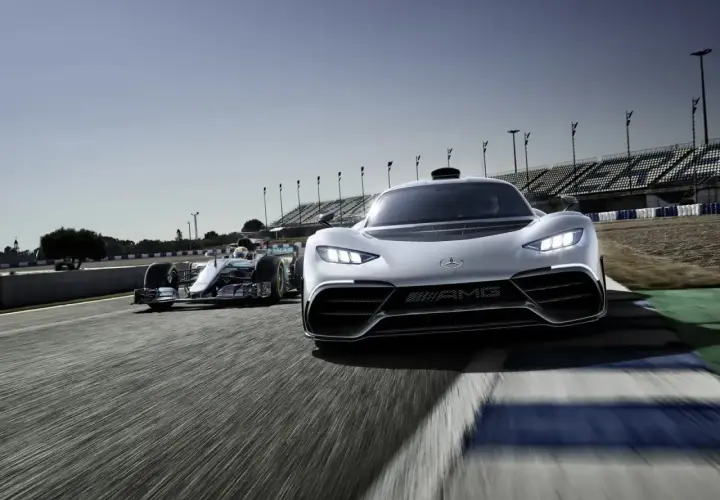 Mercedes Project One na torze wyścigowym, ścigany przez bolid F1. Dwa wcielenia prędkości.