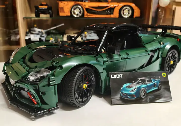 Zielony model samochodu Lotus Exige z klocków, obok którego leży pudełko z jego wizerunkiem.