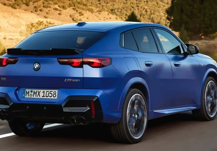 Niebieskie BMW X2 M35i pędzi po drodze. Sprawdź aktualną bmw x2 cena i dostępne konfiguracje.