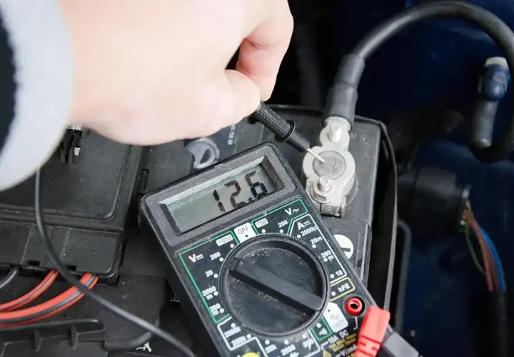 Pomiar napięcia akumulatora multimetrem pokazuje 12.6V. Tak sprawdzisz stan baterii.