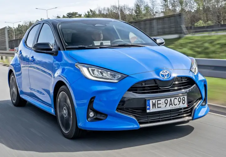 Niebieski Toyota Yaris Hybrid w ruchu. Sprawdź atrakcyjną toyota yaris cena i wybierz swój wymarzony model.