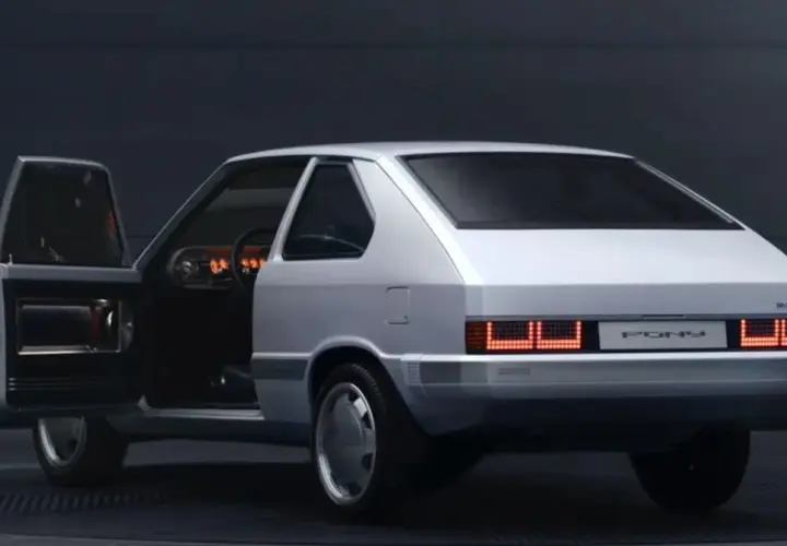 Biały Hyundai Pony z lat 80. z otwartymi drzwiami, widoczne wnętrze i charakterystyczne tylne światła.