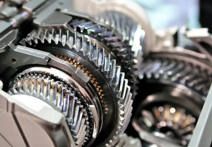 Metalowe koła zębate w przekładni. Precyzyjny reduktor gotowy do pracy, błyszczące zęby tworzą skomplikowany mechanizm.