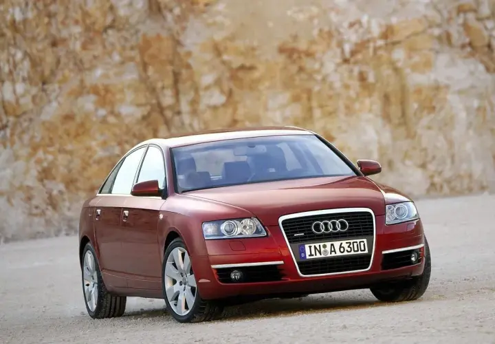 Czerwony Audi A6 C6 2.7 TDI na tle skalistego zbocza.
