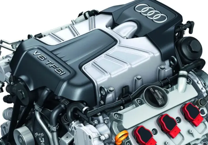 Silnik V6 TFSI Audi z widocznymi cewkami zapłonowymi i logo marki.