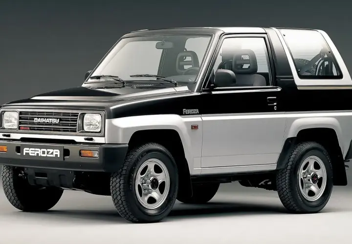Dwukolorowy Daihatsu Feroza, klasyczny samochód terenowy z lat 90., prezentuje się na szarym tle.