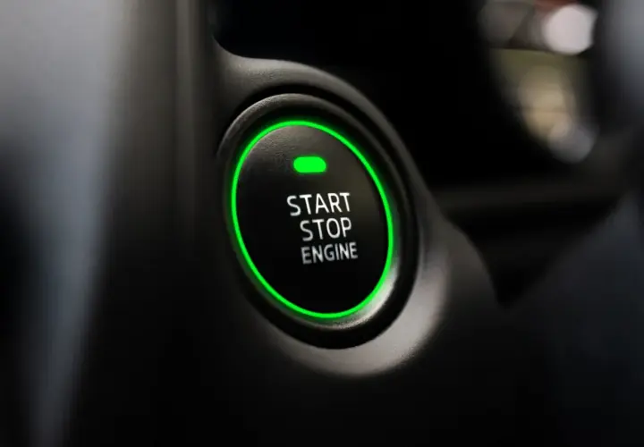 Przycisk "START STOP ENGINE" z zielonym podświetleniem. Gotowy, by dowiedzieć się, jak odpalic auto?