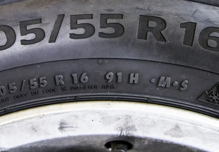 Opona z oznaczeniem 205/55 R16, indeks nośności 91H. Symbol M+S i płatka śniegu.