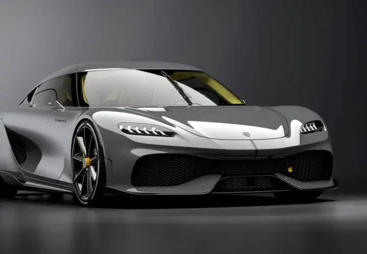 Szary Koenigsegg Gemera z żółtymi akcentami, prezentujący swoje sportowe linie i agresywny przód.
