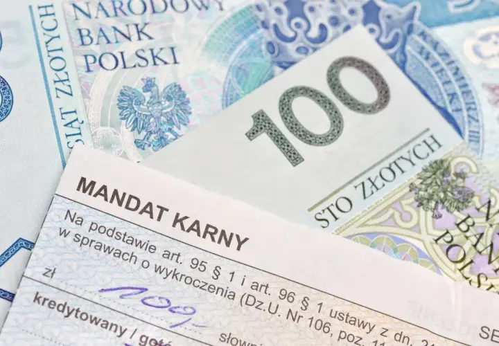 Mandat karny leżący na banknotach 100 zł. Czy to zapowiedź nowego taryfikatora mandatów 2026?