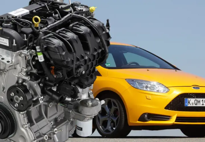 Silnik 2.0 Ecoboost obok żółtego Forda Focus ST. Potężna jednostka napędowa, serce sportowego samochodu.