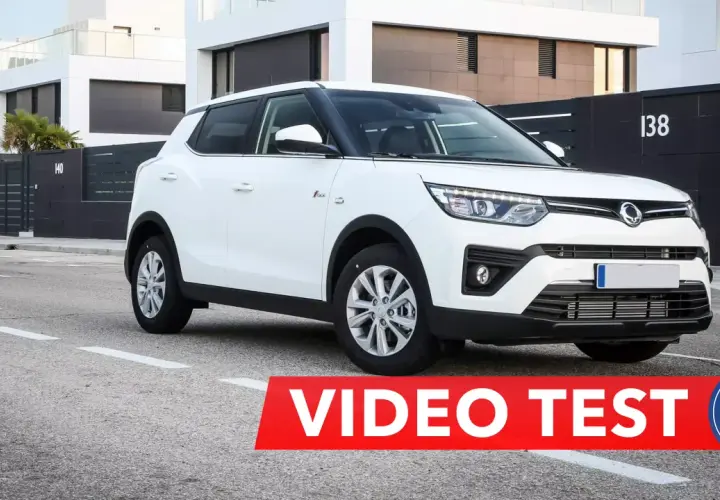 Biały tivoli samochód na tle nowoczesnych domów. Czerwony pas z napisem "VIDEO TEST" i logo "CAR LEASE POLSKA".
