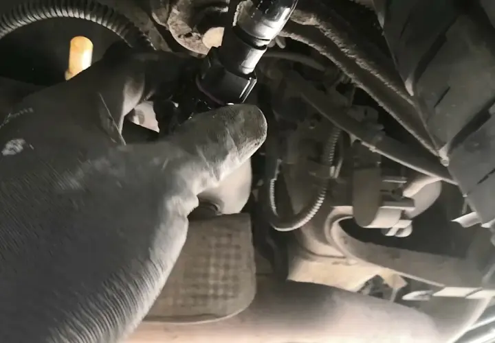 Gdzie jest zbiornik płynu DPF w Volvo V50 i jak go uzupełnić?