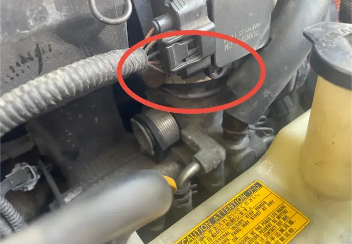 Silnik Toyoty z błędem DTC P0171. Czerwone kółko zaznacza przepustnicę i jej złącze.