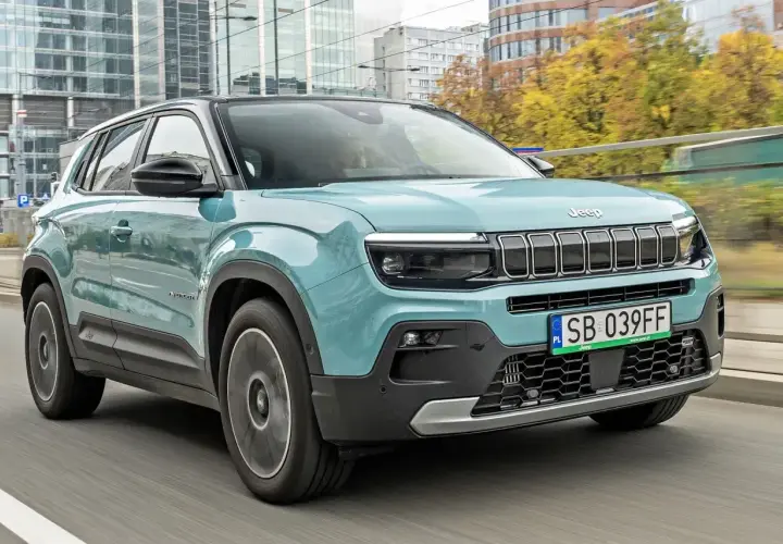 Turkusowy Jeep Avenger na ulicach miasta. Sprawdź atrakcyjną jeep avenger cena i wybierz swój wymarzony model.