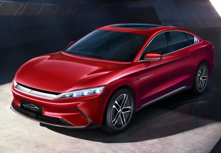 Błyszczący, czerwony sedan BYD Han prezentuje nowoczesny design z eleganckimi liniami i futurystycznymi światłami.