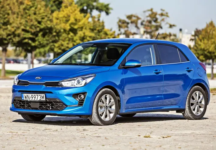 Niebieskie Kia Rio, idealne do miasta, zgrabne kia rio wymiary pozwalają na łatwe parkowanie.