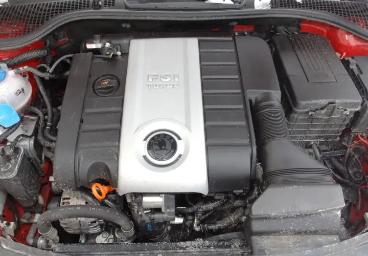 Silnik FSI Turbo, jeden z najlepszych silników benzynowych, w komorze silnika samochodu Skoda.