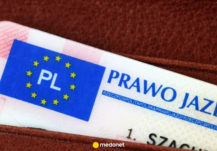 Prawo jazdy PL w portfelu. Bez niego jazda w okularach bez wpisu jest niemożliwa.
