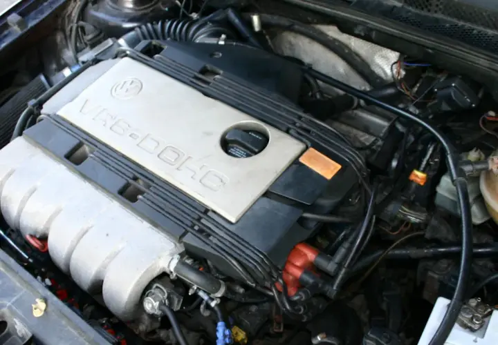 Silnik VR6-DOHC z widocznym filtrem powietrza i zbiorniczkiem płynu chłodniczego.