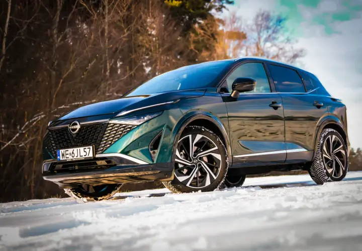 Nowy Nissan Qashqai 2025 w zimowej scenerii, gotowy na śnieżne wyzwania.