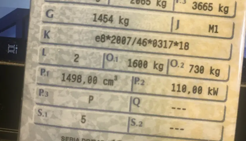 Fragment dowodu rejestracyjnego pojazdu z danymi technicznymi, w tym masa własna 1454 kg i homologacja e8*2007/46*0317*18.