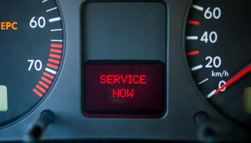 Kontrolka EPC świeci się, a na wyświetlaczu widnieje komunikat "SERVICE NOW". Czas na wizytę w serwisie!