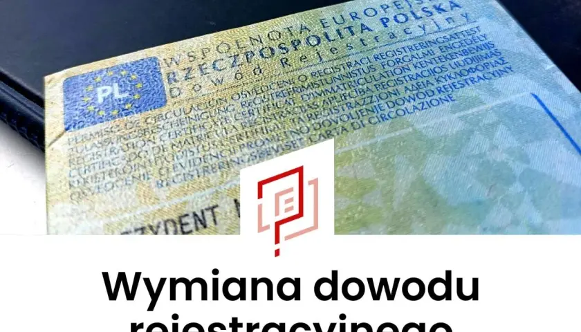 Dokument "Wymiana dowodu rejestracyjnego" leży na ciemnej powierzchni. Widoczny jest fragment dowodu rejestracyjnego pojazdu z oznaczeniem PL.