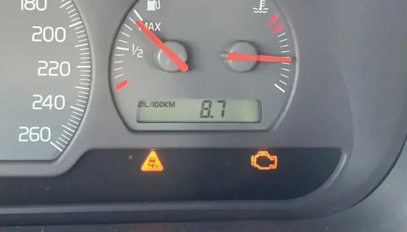 Na desce rozdzielczej świeci się kontrolka trakcji i kontrolka silnika.