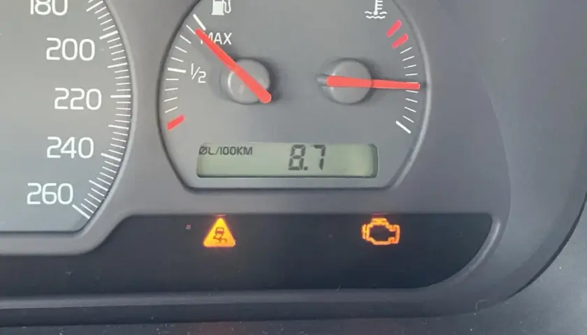 Na desce rozdzielczej świeci się kontrolka ESP i kontrolka silnika.
