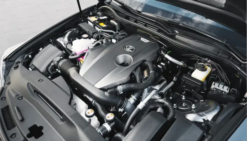 Silnik Lexus z napisem TURBO. Potężny biturbo gotowy do akcji.