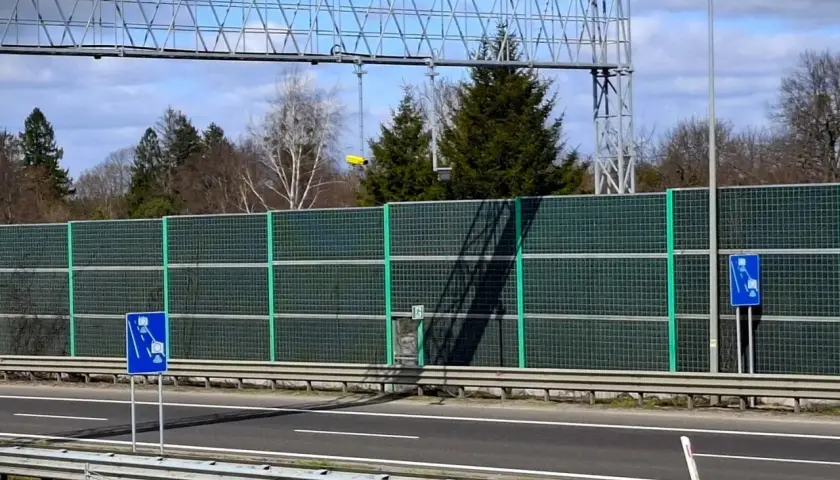 Znak informuje o odcinkowym pomiarze prędkości. Uważaj na drogach, by nie dostać mandatu.