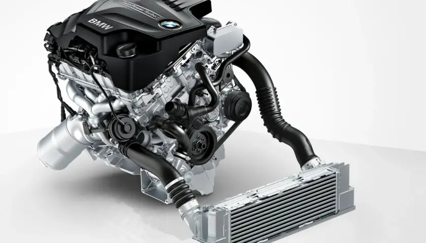 Silnik BMW TwinPower Turbo, model n20, z turbosprężarką i intercoolerem.