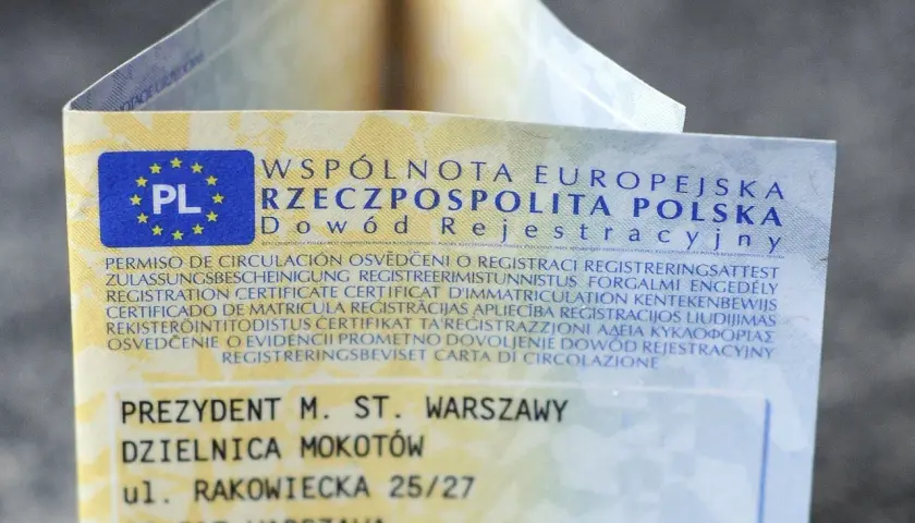 Dowód rejestracyjny z pieczątką "PREZYDENT M. ST. WARSZAWY DZIELNICA MOKOTÓW", widoczny jest problem z brakiem miejsca w dowodzie rejestracyjnym.