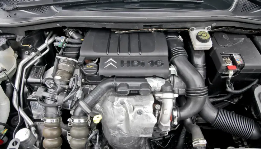 Silnik Citroen C4 1.6 HDi z widocznymi elementami układu dolotowego i chłodzenia.
