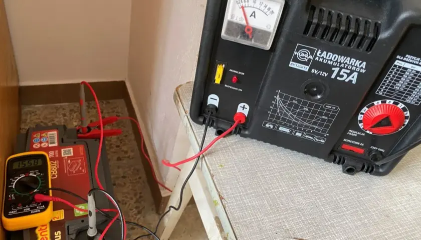 Jakie napięcie na prostowniku? Bezpieczne ładowanie akumulatorów